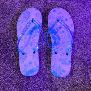 blue and white tie-dye flip flops